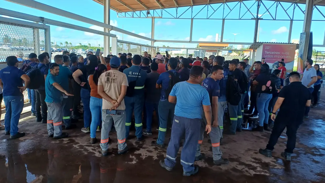 Trabalhadores cobram direitos após impasse contratual em empresa no Pecém