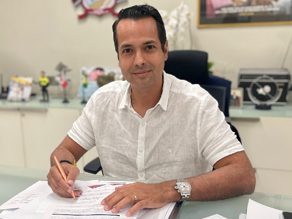 Ex-prefeito de Caucaia Vitor Valim é alvo de operação após denúncia do ex-vice-prefeito Deuzinho
