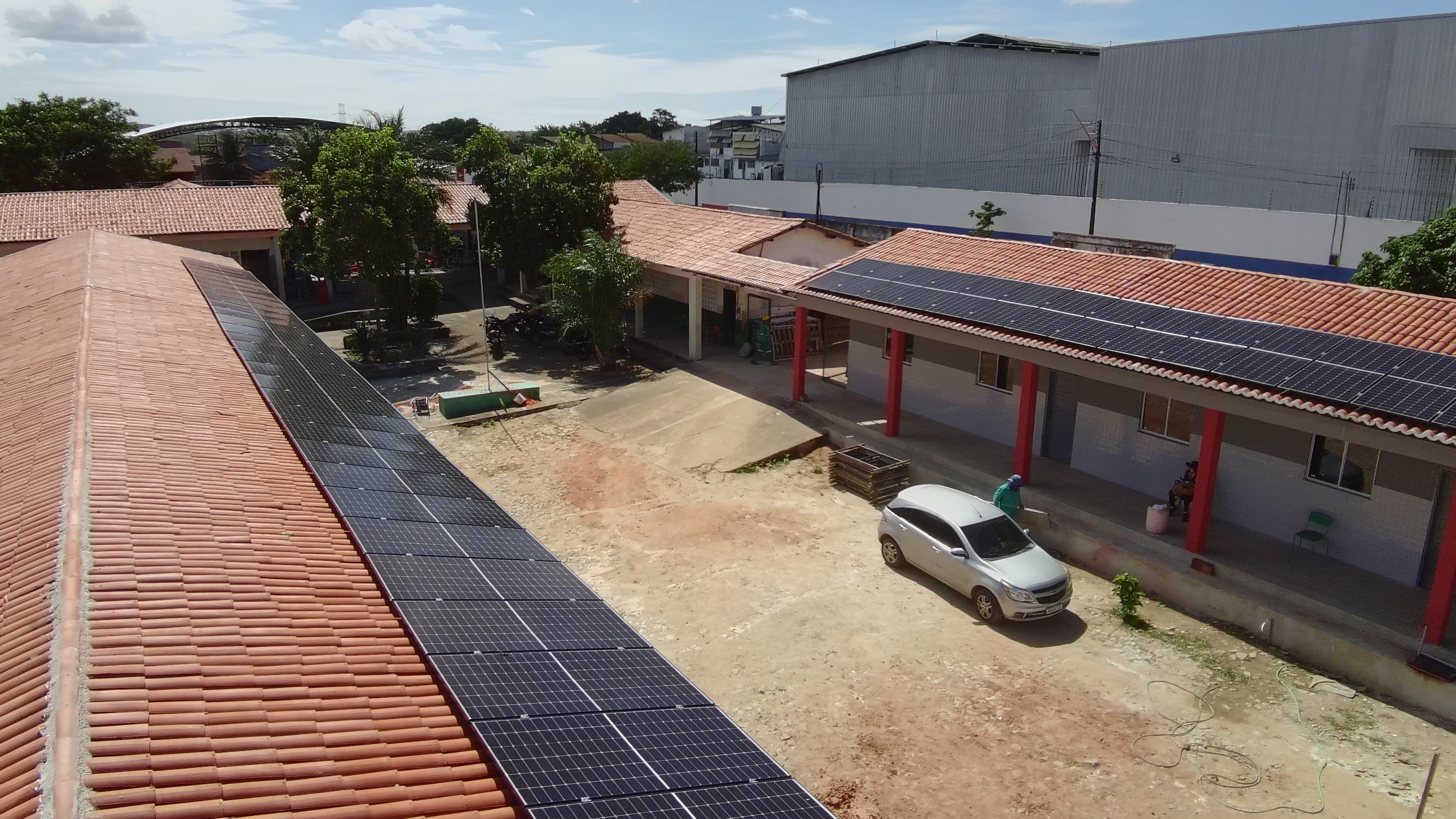 Naumi Amorim amplia uso de energia solar nas escolas e instala placas fotovoltaicas no Parque Potira