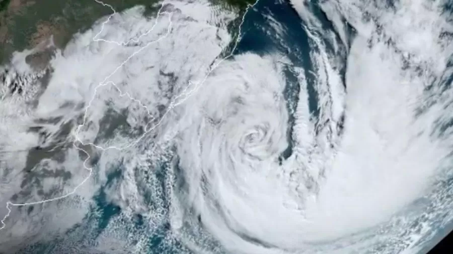 Inmet alerta para formação de ciclone-bomba com risco de tempestades e ventos acima de 100 km/h