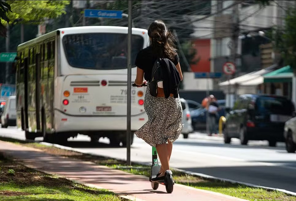 São Paulo começa a multar usuários de bicicletas e patinetes elétricos; veja o que vale no Ceará