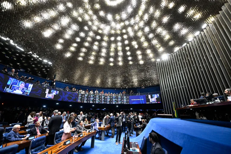 Senado aprova fim da escala 6x1 e redução da jornada para 40 horas semanais