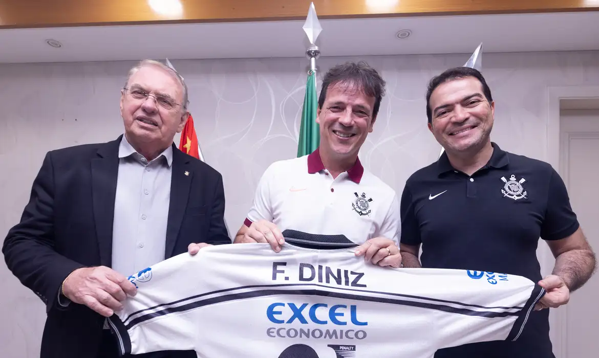 Fernando diniz é anunciado como novo técnico do corinthians até 2026